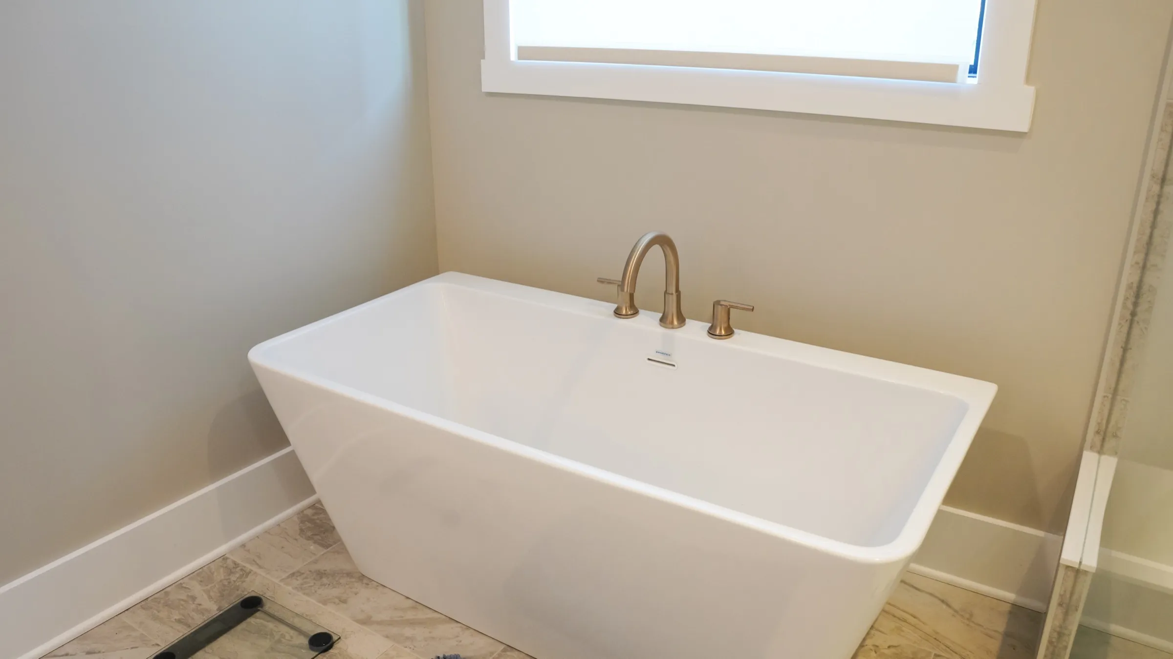 Freestanding soaking tub