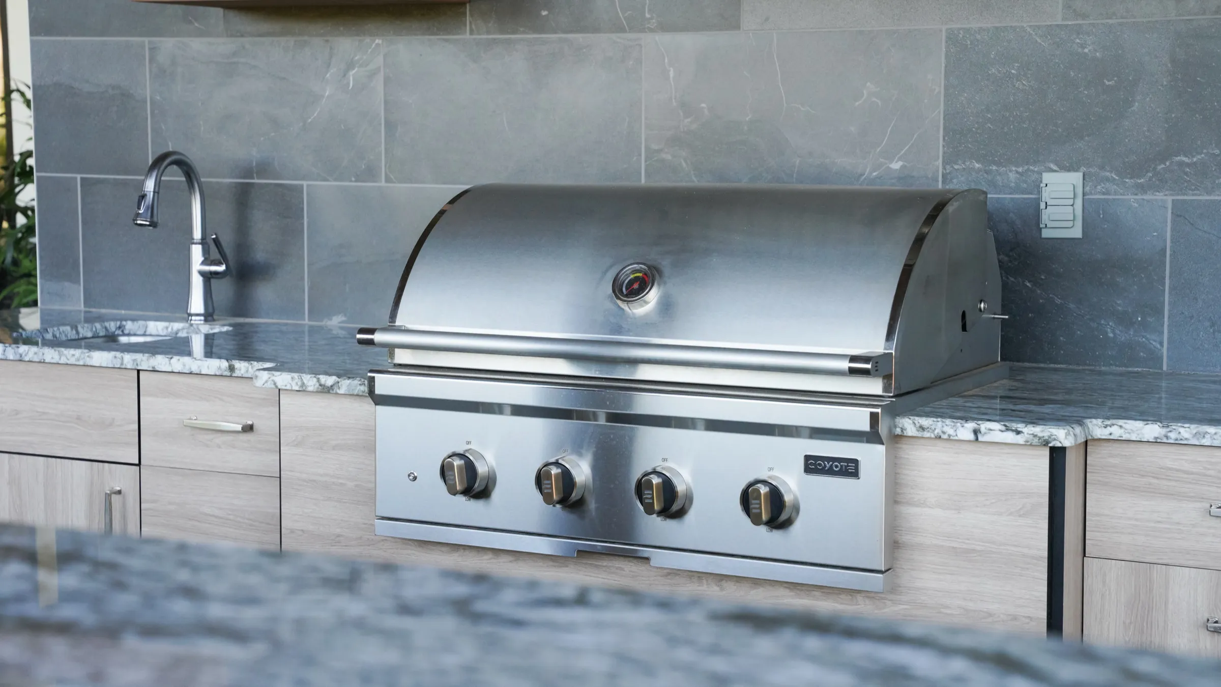 Built-in outdoor grill